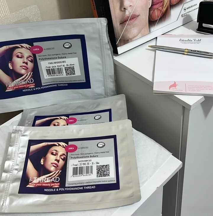 Embalagens de fios de PDO i-Thread sobre uma bancada: cânula Sculpt 18G, parafuso 27G e liso mono 29G