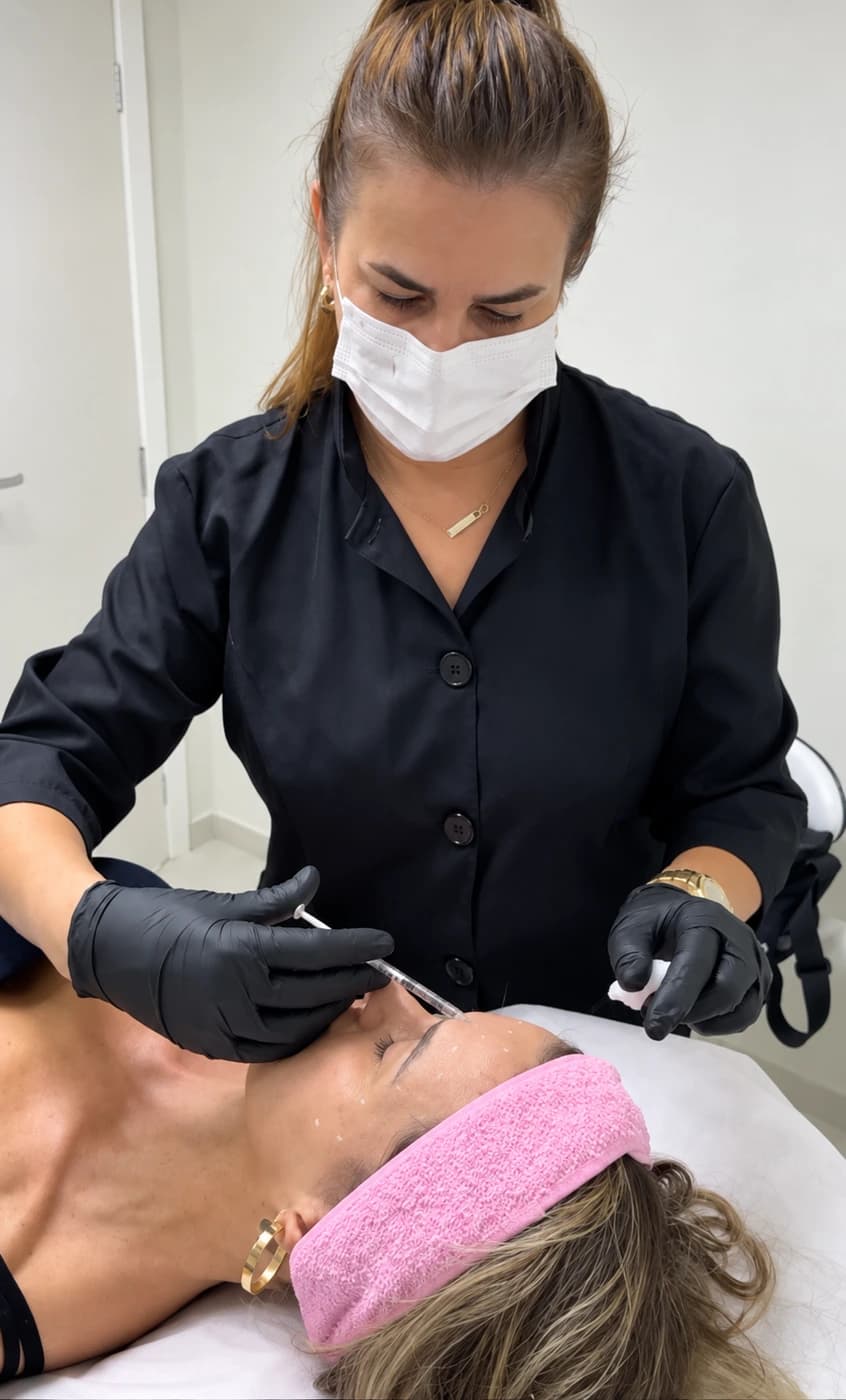 Adenilda durante um atendimento facial